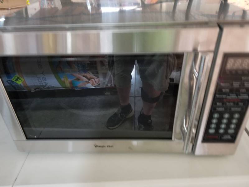 lot 3767 image: Magic Chef 1.3 Cubic Feet 1000W Countertop Microwave Oven