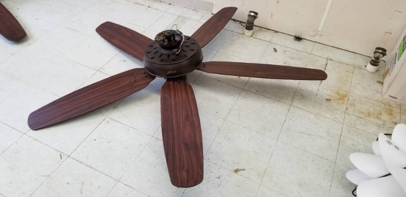 lot 2699 image: Hunter 70 FanLight Combo with Vintage Style Globe
