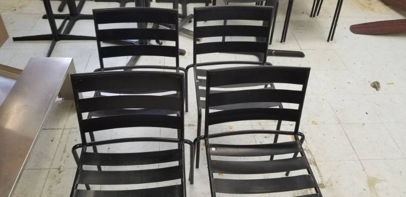 lot 1915 image: Metal Patio Chairs Lot of 4