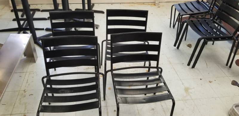 lot 1917 image: Metal Patio Chairs Lot of 4