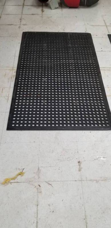 lot 1924 image: 3x5 Anti-Fatigue Floor Mat