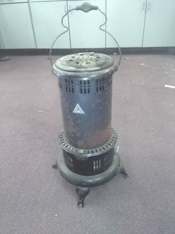 lot 2363 image: Handled Metal Upright Kerosene Heater