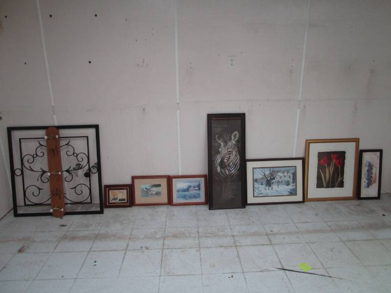 lot 1889 image: Wall Dcor  Hooks Lot