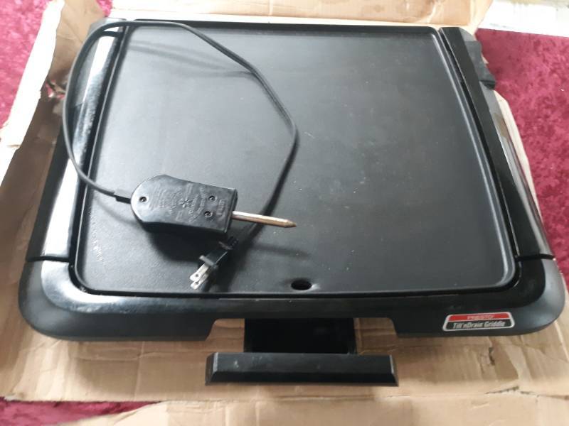 lot 1862 image: Presto Cool Touch Electric Tilt n Drain Griddle