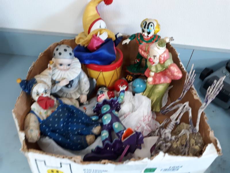 lot 1894 image: Box Lot of Clown Dolls