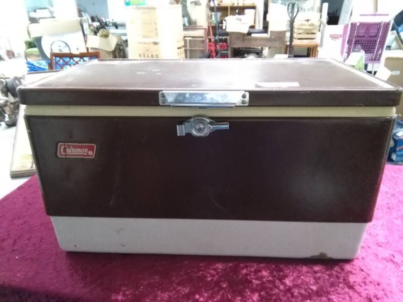 lot 5469 image: Coleman Ice Chest Cooler - Vintage w Metal Clasp