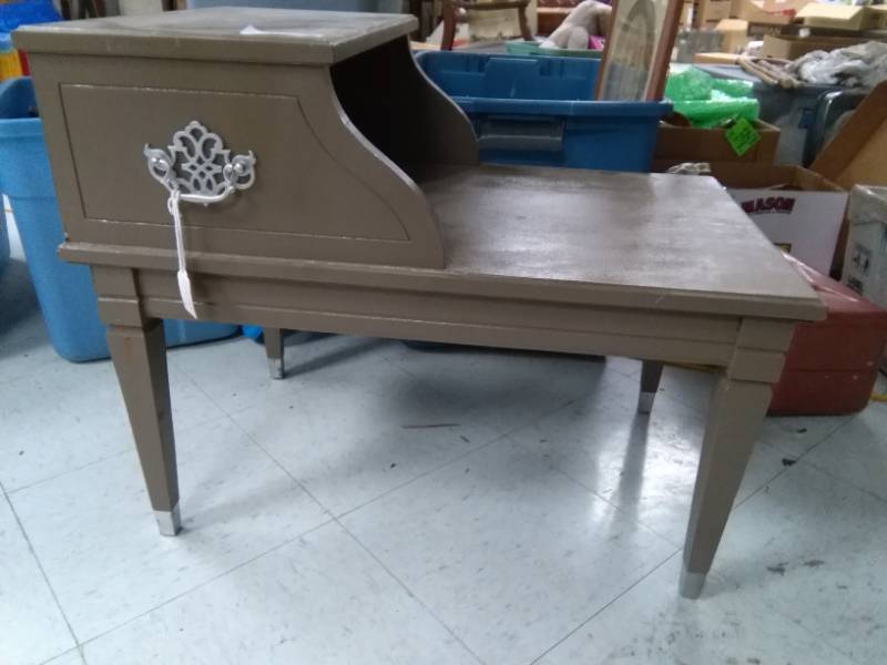 lot 5540 image: Mid Century Modern Refurbished End Table