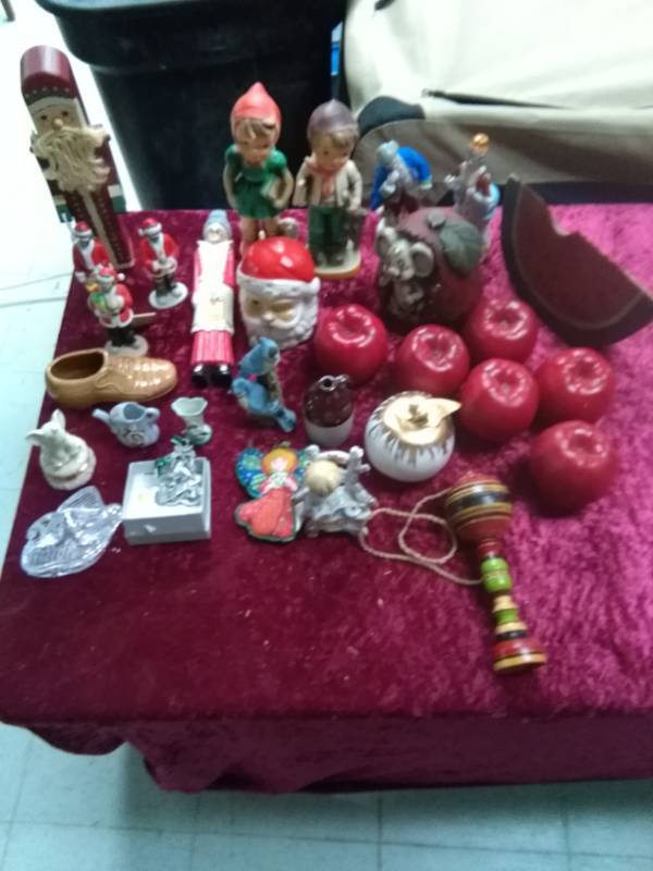 lot 5552 image: Vintage Figurines Lot - Christmas, Apples, Davar Boy & Girl(Japan)�
