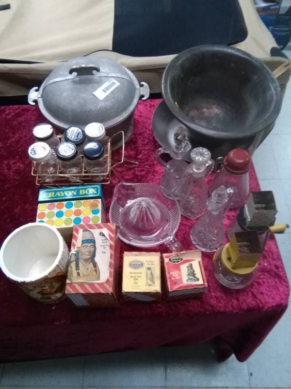 lot 5553 image: Kitchen Collectibles and Antiques Lot - Paul Revere Copper Brass Handled Skillet, Hand Made Copper Pot, Nut Choppers�