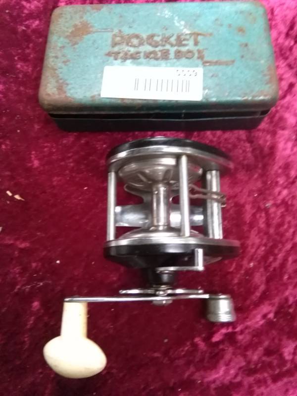 lot 5559 image: Vintage Metal Tacklebox with Contents and TrueTemper 922c Fishing Reel