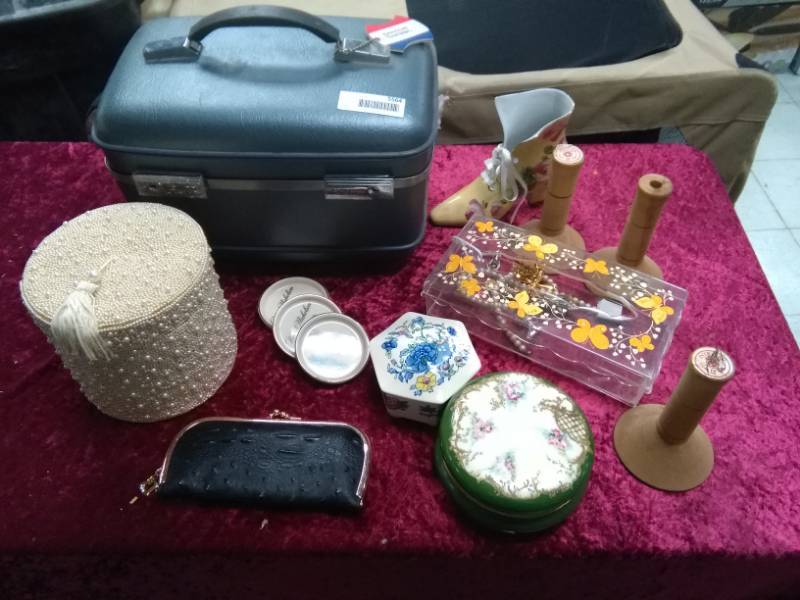 lot 5564 image: Vintage American Tourister Makeup Case, Beaded Dresser Bin, Purse, Kleenex Box Keeper�.