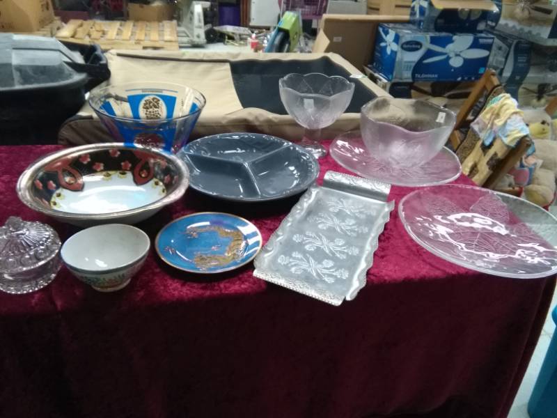 lot 5575 image: Lot of Bowls and Serving Dishes