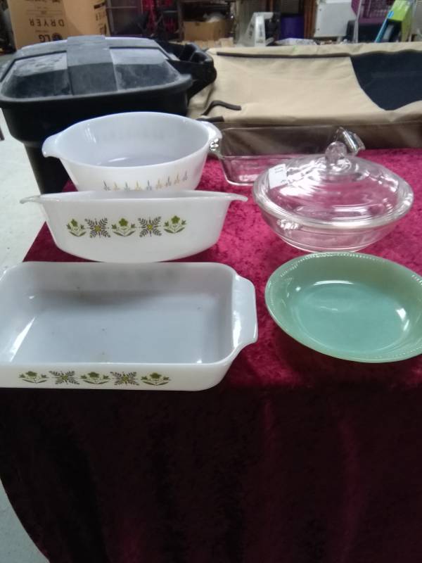 lot 5576 image: Vintage Fire-King, Glassbake Bakeware and Jadite Plate