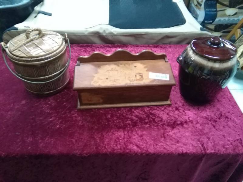 lot 5580 image: Vintage Cookie Jars and Recipie Box- McCoy