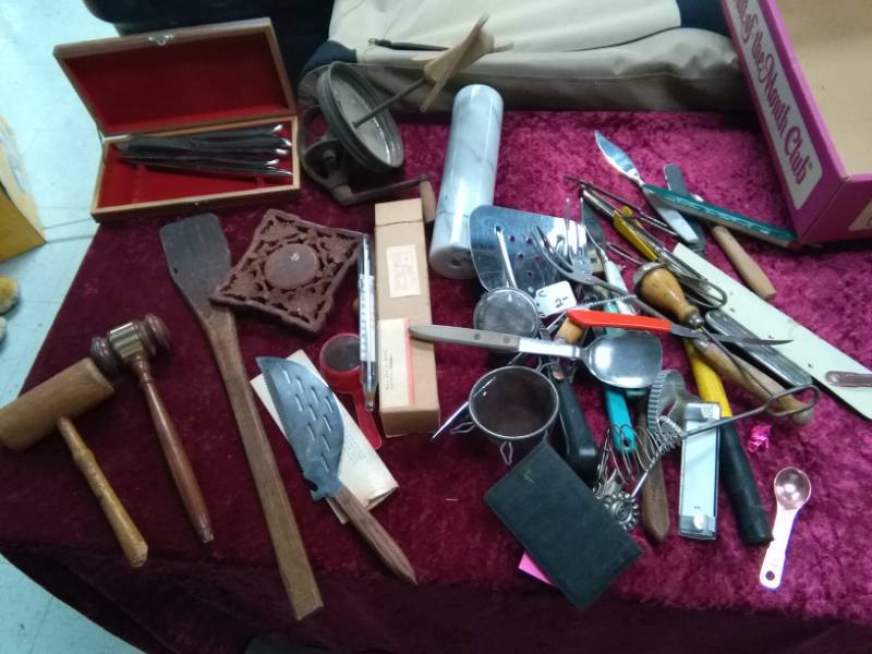 lot 5581 image: Vintage Kitchen Utensils, Steak Knives, Marble Rolling Pin, Butter Churn Lid�