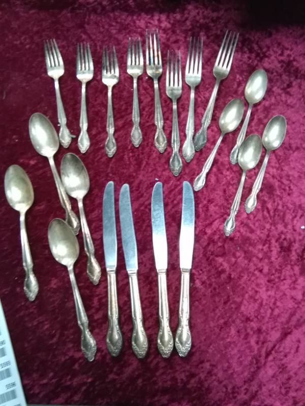 lot 5582 image: Vintage Wm Rogers Silver Flatware Set of 4 each piece