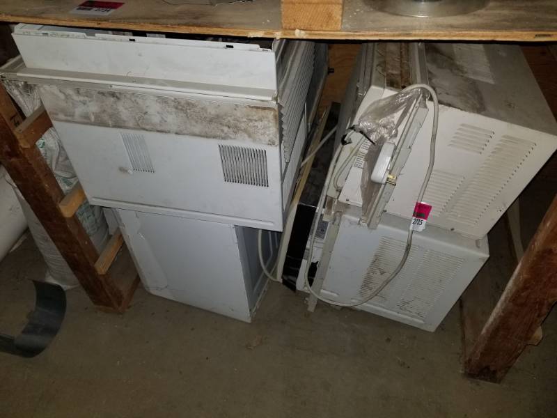 lot 2735 image: 4 Window AC Units