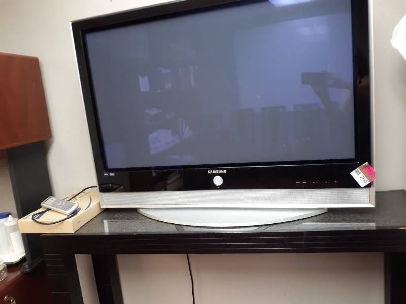 lot 2780 image: Samsung 43in Plasma TV # SP-P4251