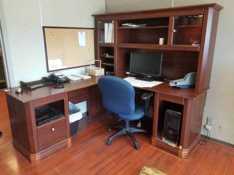 lot 2811 image: L Shaped Office Desk And Chair