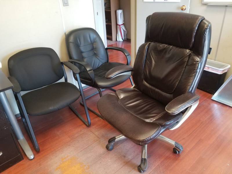 lot 2821 image: 1 Computer Chair and 2 Office Chairs