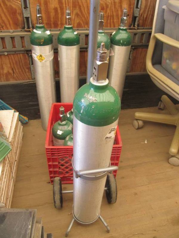 lot 2233 image: 5 oxygen tanks and 1 rolling stand