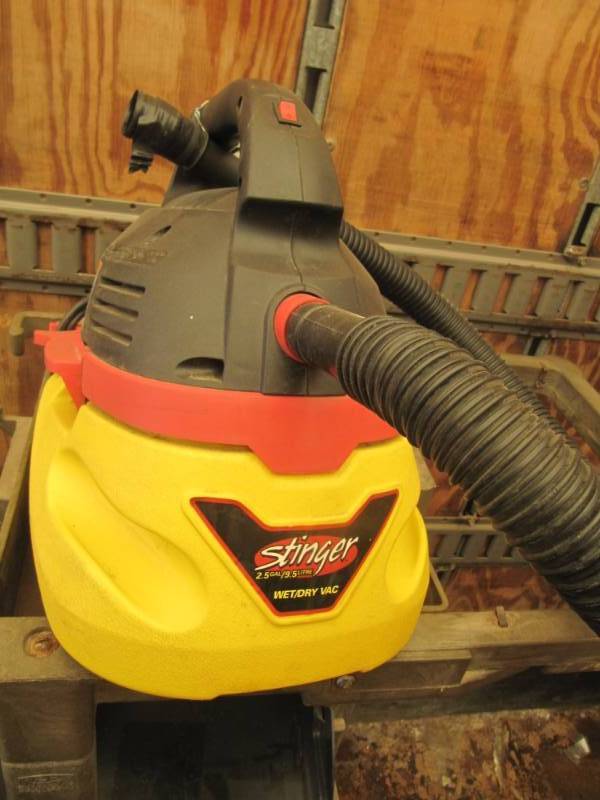 lot 2274 image: Stinger 2.5 gallon vac