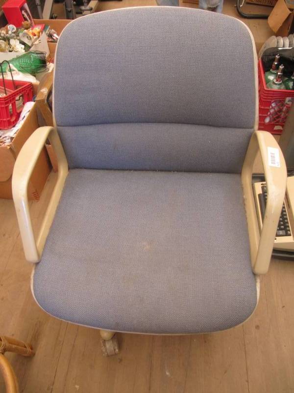lot 2275 image: Blue office chair with 5  rolling wheels