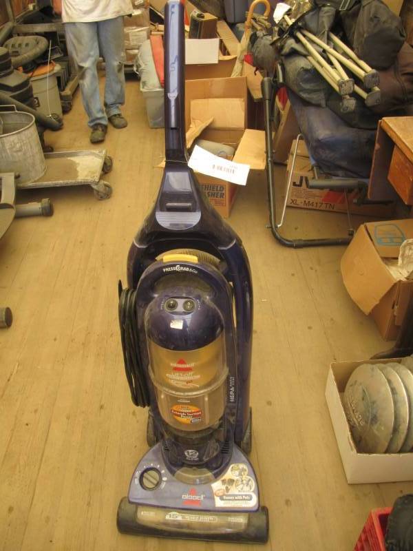 lot 2276 image: Bisssel indoor vacuum works