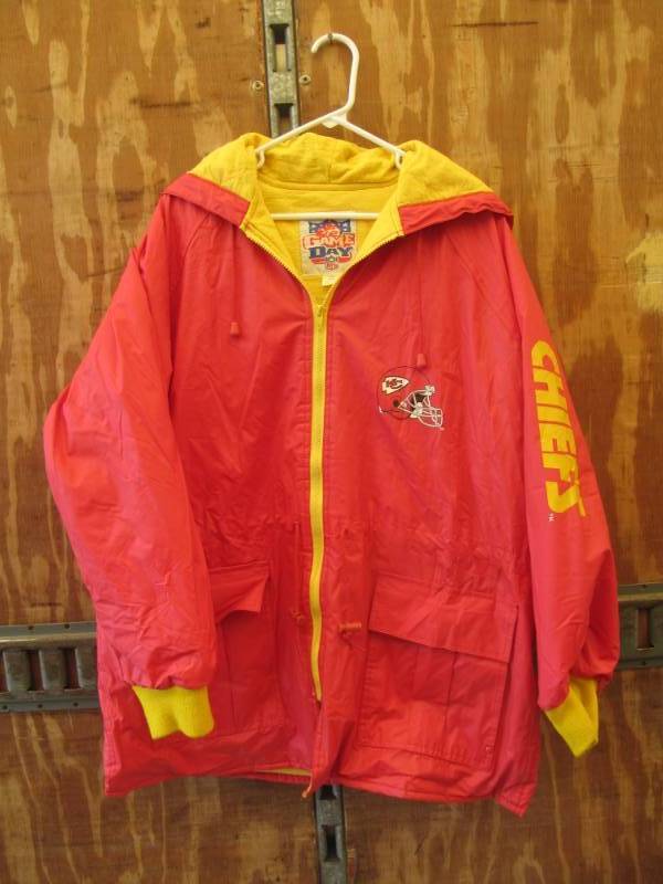 lot 2308 image: Chiefs Game Day NFL size L Rain coat