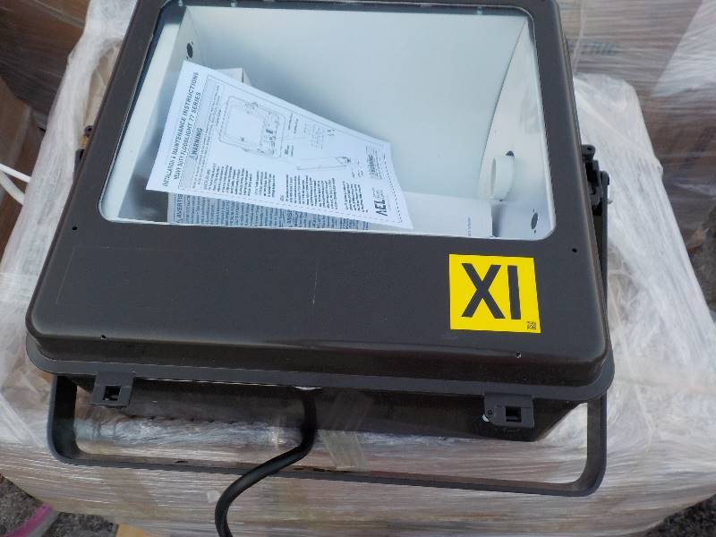 lot 5606 image: New in the box large flood light 22x22 (77 X1S CA MT1 66 DDB TB LC 0843 TL PC NL)