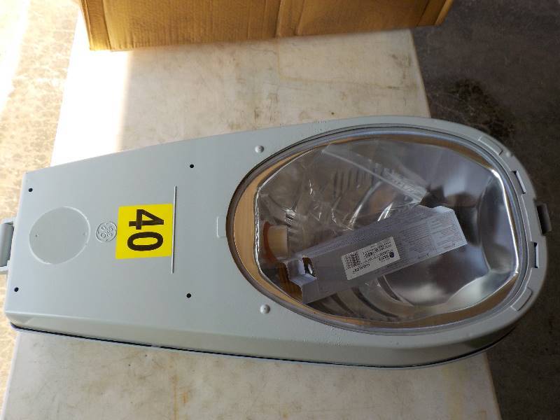 lot 5609 image: Genuine GE M400 Luminaire 400W Street Lamp Light w Cutoff Optics