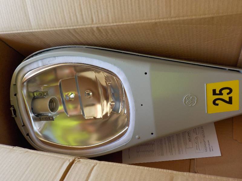 lot 5619 image: NEW  M 250R2 street light 250 watt 120240