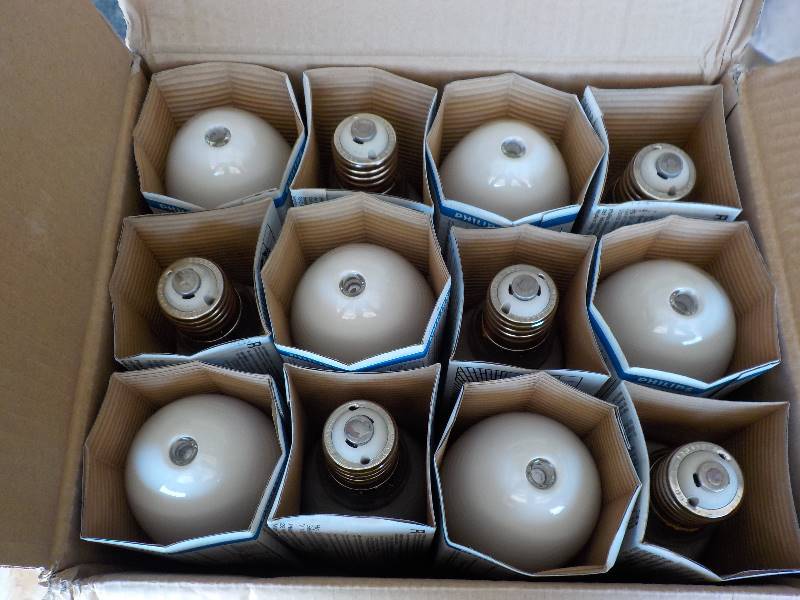 lot 5620 image: New case of phillips murcury vapor bulbs H39KC