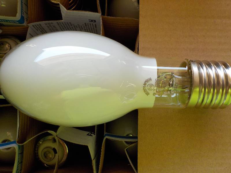 lot 5623 image: NEW case of phillips mercury vapor bulbs H38JA-100DX