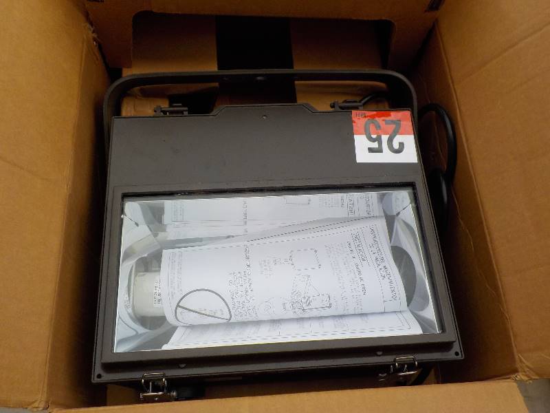 lot 5637 image: Flood light NEW in the box street works 250 watt 120 volt 7 cord 15 x 14