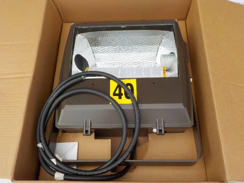 lot 5649 image: Flood lights NEW in the box ACP 40S CA MT1 76 LC 0843 PC NL Multy pin 120-277 347-480 16l x 15w