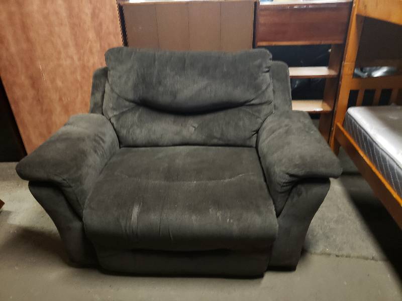 lot 14857 image: Nice Dark Gray Oversized Recliner