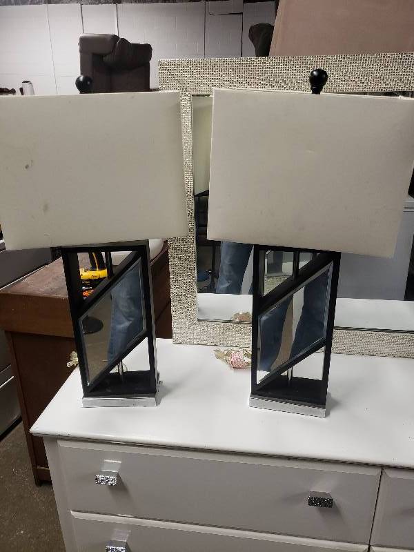 lot 14863 image: Really Nice Pair of Modern Lamps