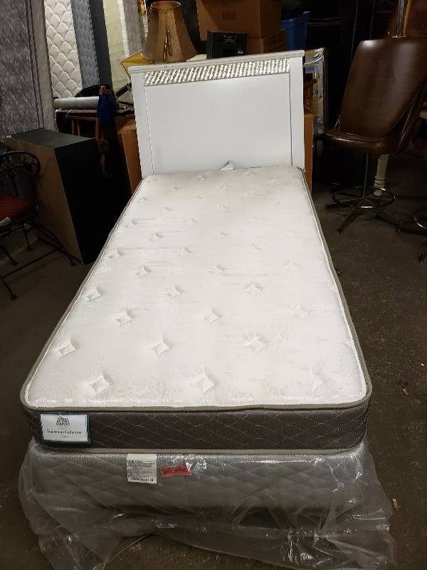 lot 14871 image: Nice White Twin Size Bed