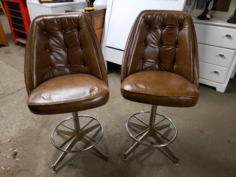 lot 14873 image: Nice Pair of Vintage Leather Swivel Bar Stools