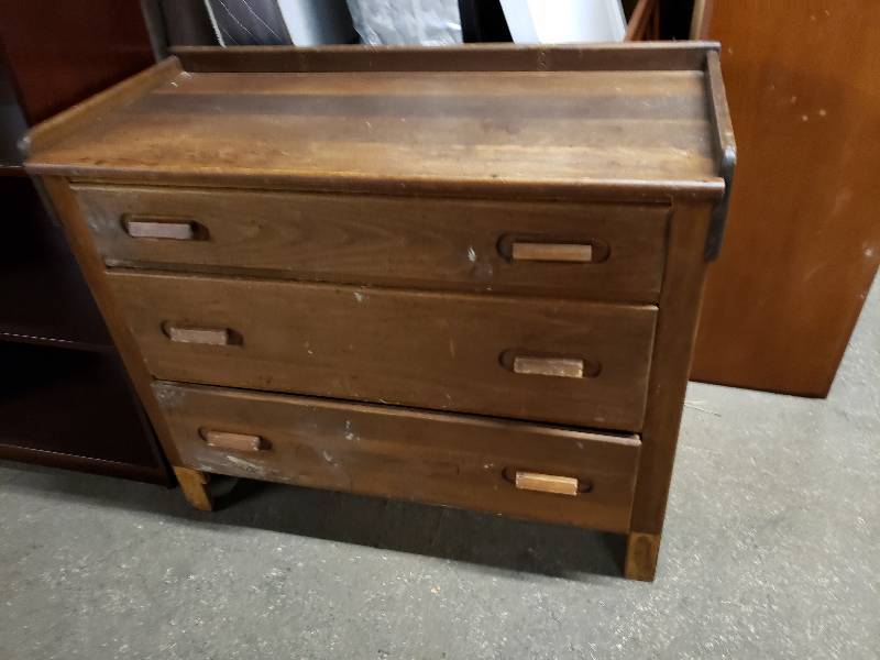 lot 14877 image: 3 Drawer Dresser