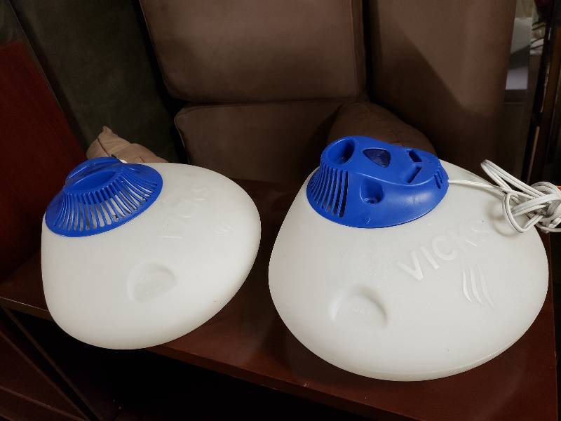 lot 14880 image: Pair of Vicks Vaporizers