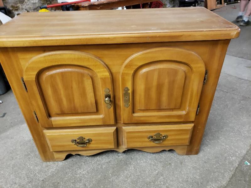 lot 14891 image: Wood Cabinet with 2 doors and 2 drawers