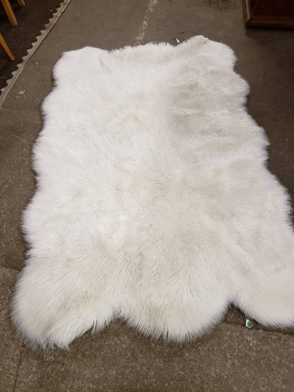 lot 14899 image: Nice White Fur Area Rug