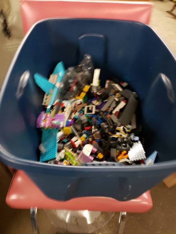 lot 14910 image: Tote of Legos