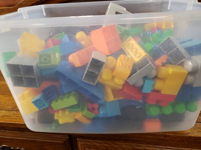 lot 14913 image: Tote of Mega Blocks