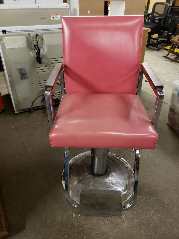 lot 14915 image: Vintage BarberSalon Chair