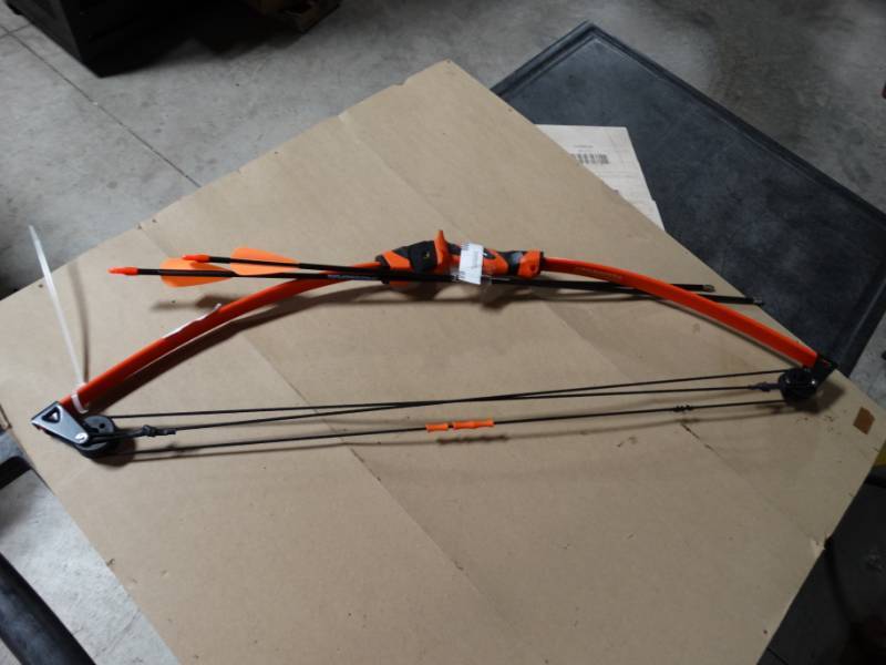 lot 68 image: Barnett vertigo bow and 2 arrows.