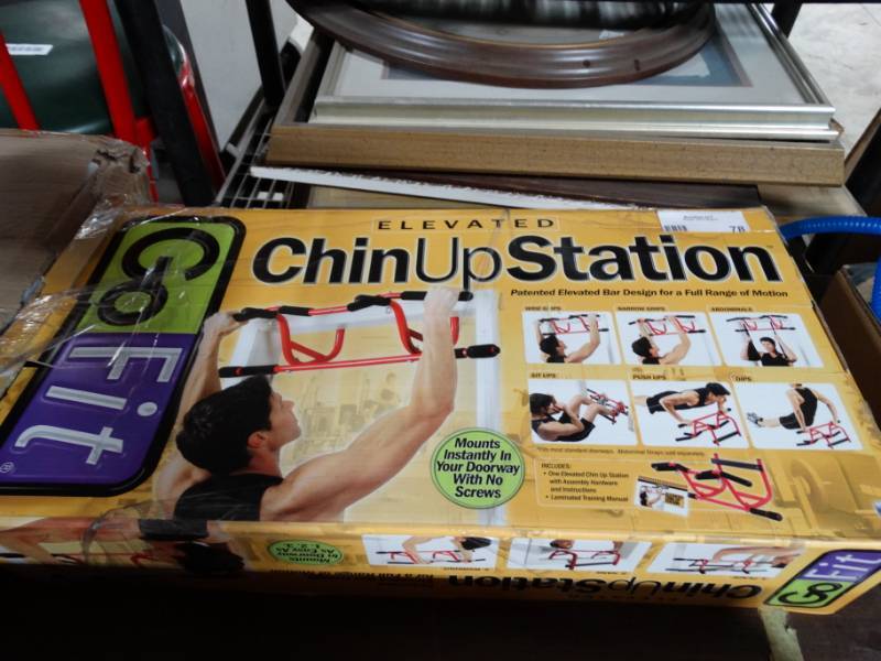 lot 78 image: GoFIt chin up station.