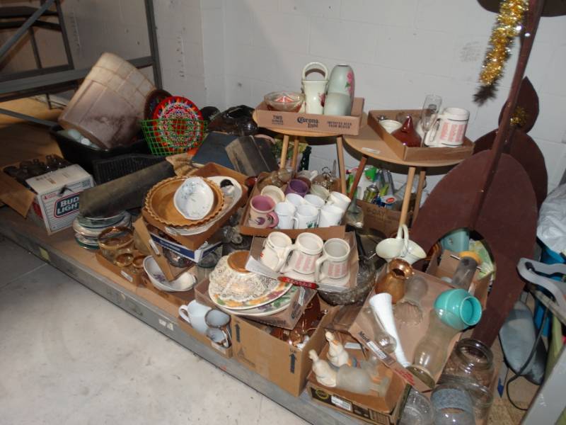 lot 85 image: Large lot of misc items.